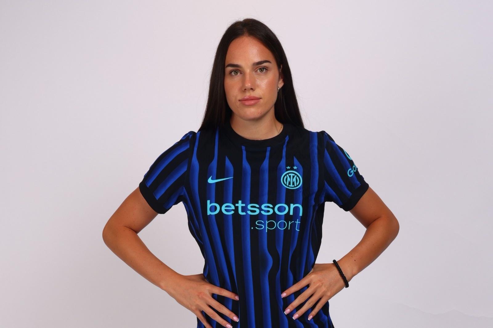 Marija Ana Milinković in Inter shirt